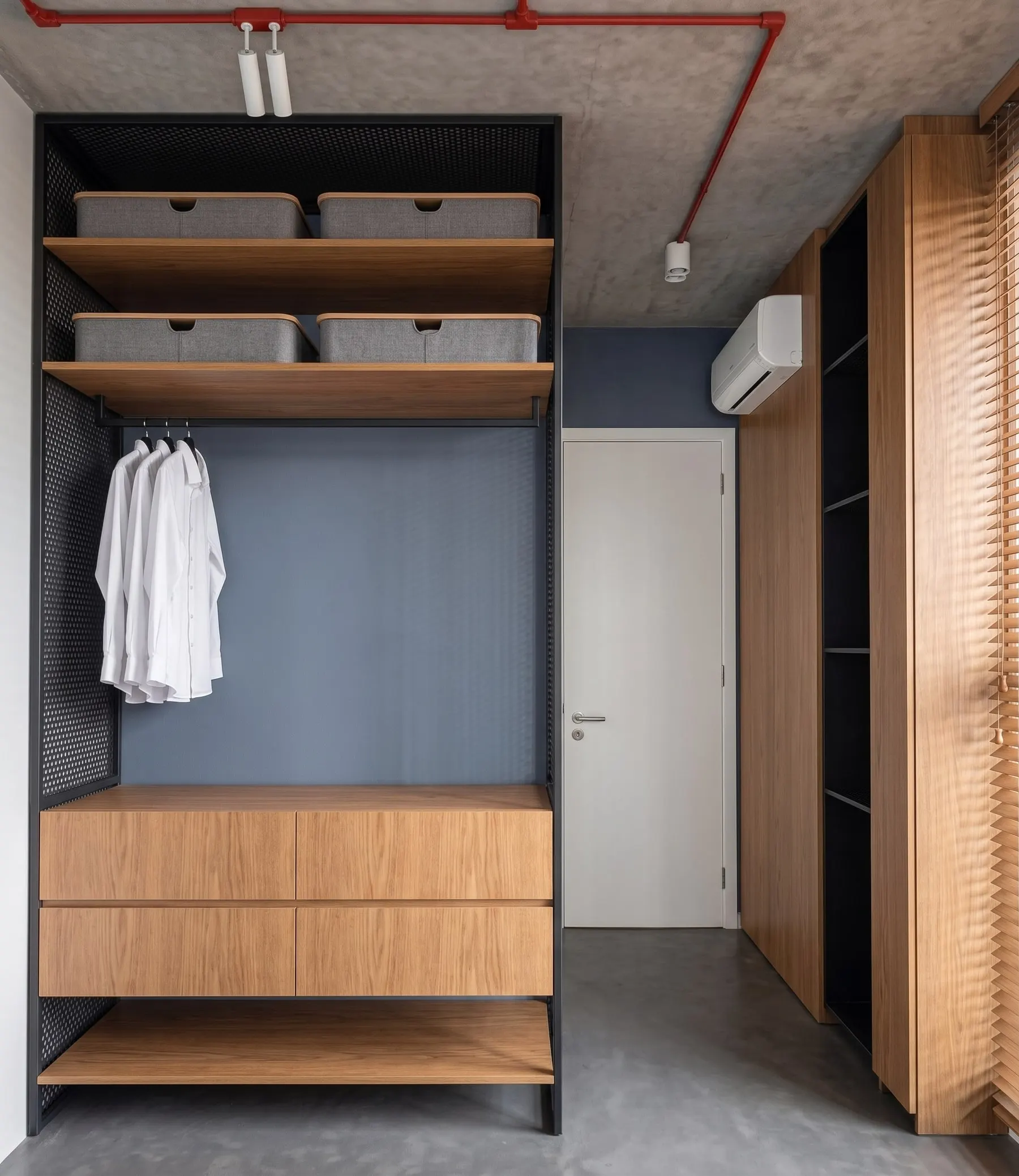 Closet aberto em marcenaria preta e madeira