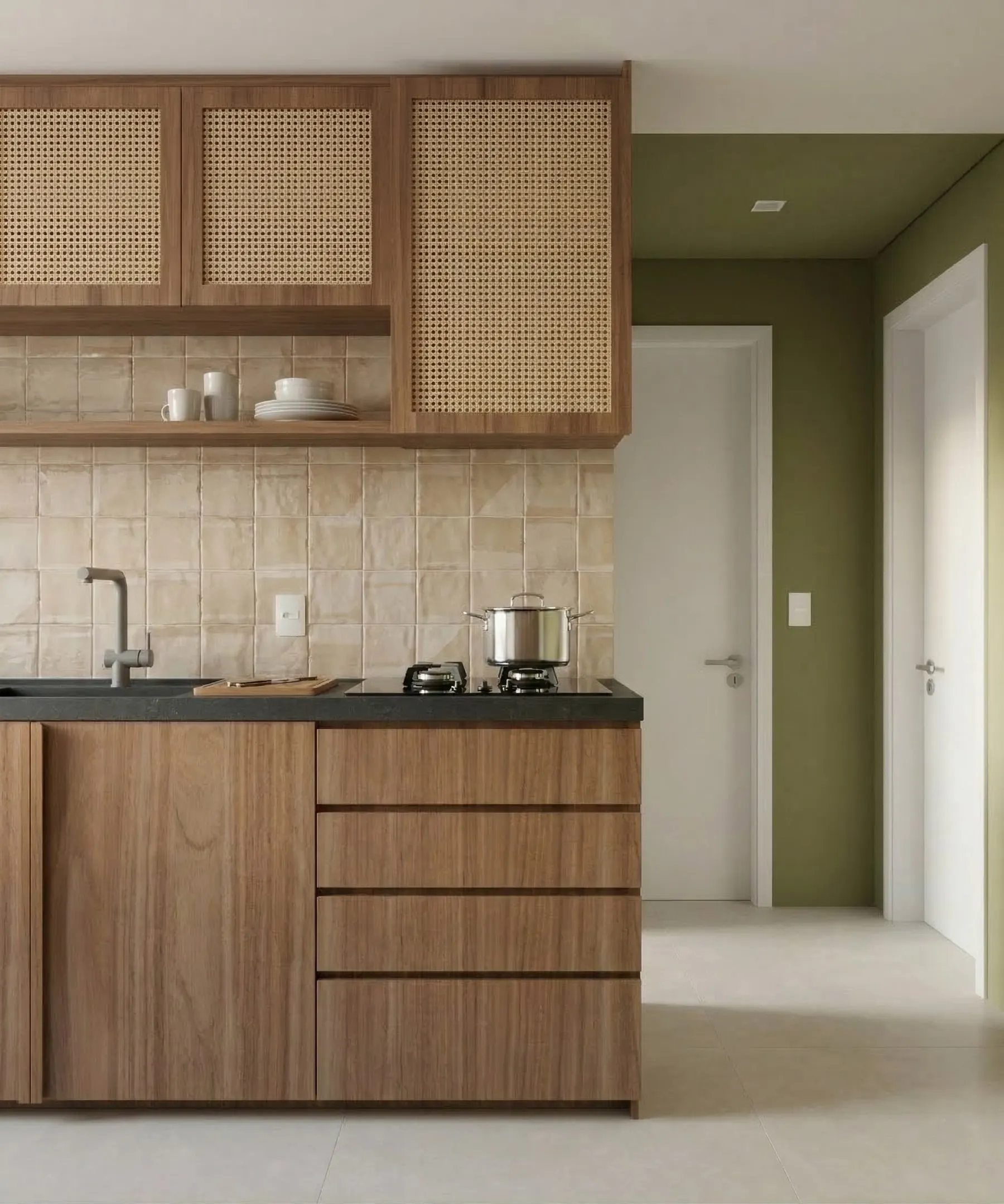 Armários com portas de palhinha e revestimento artesanal na cozinha