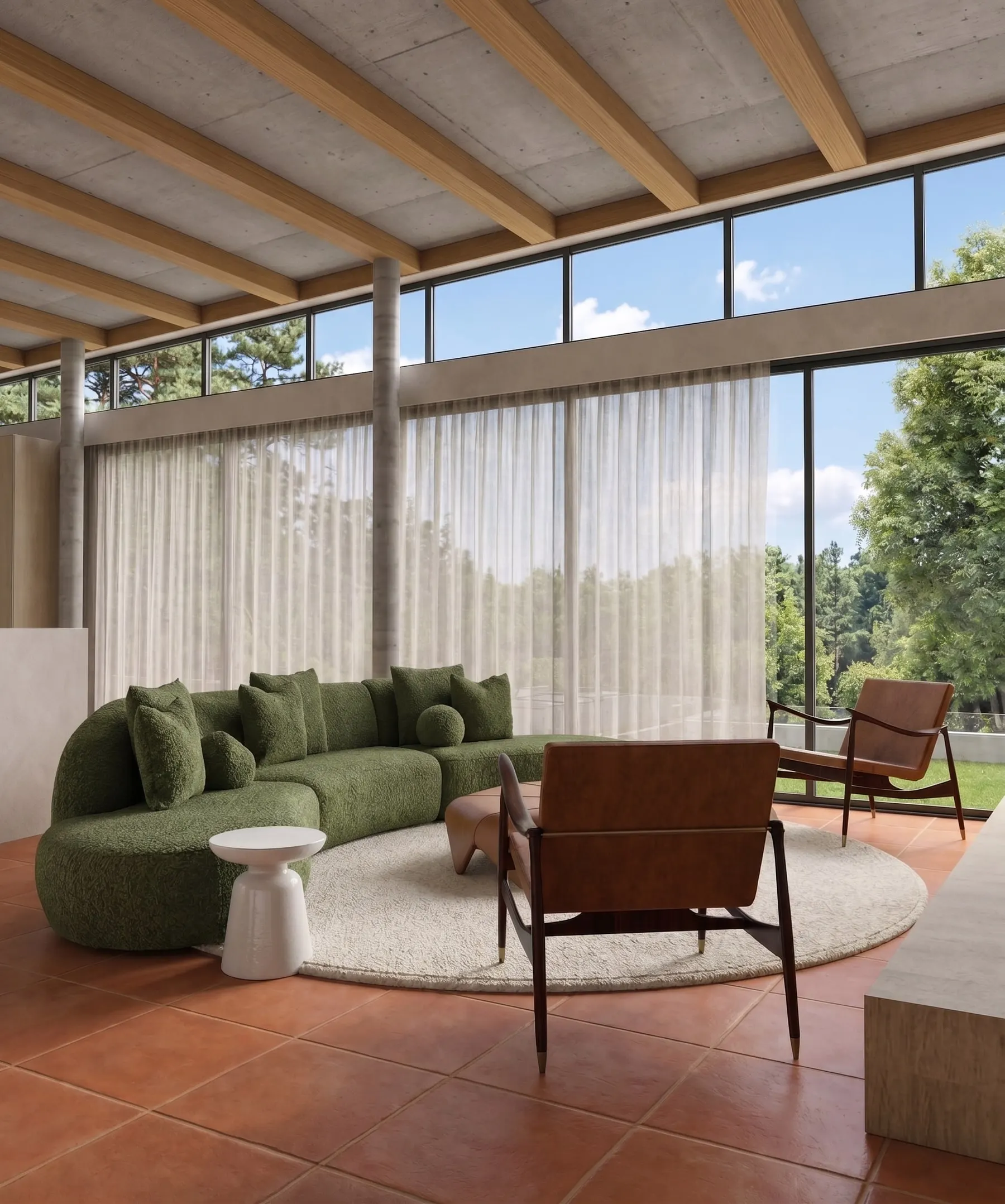 Sala de estar com sofá verde, forro de madeira e janelas altas