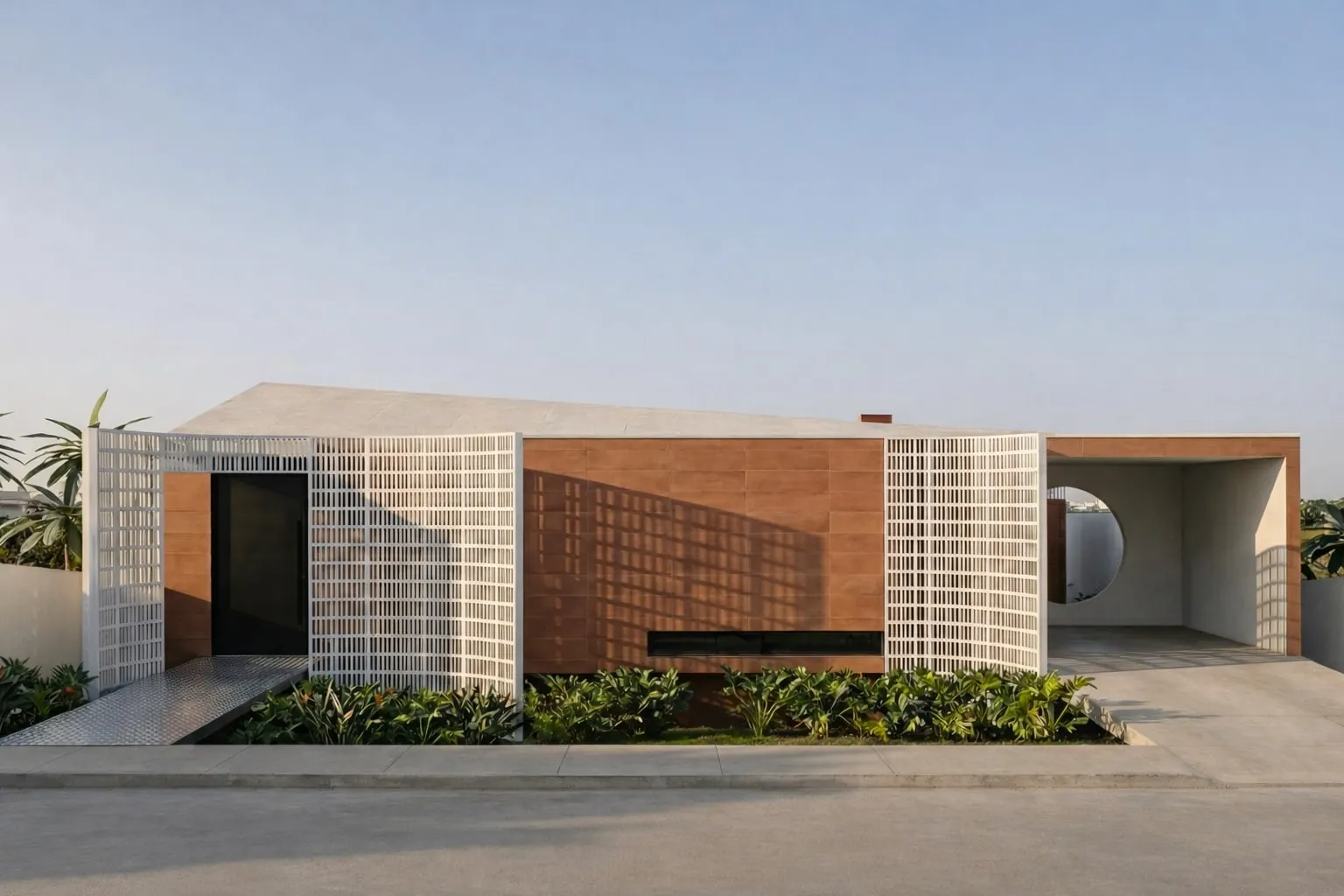 Fachada da Casa Cais: cobogós brancos, painéis em terracota e uma abertura circular