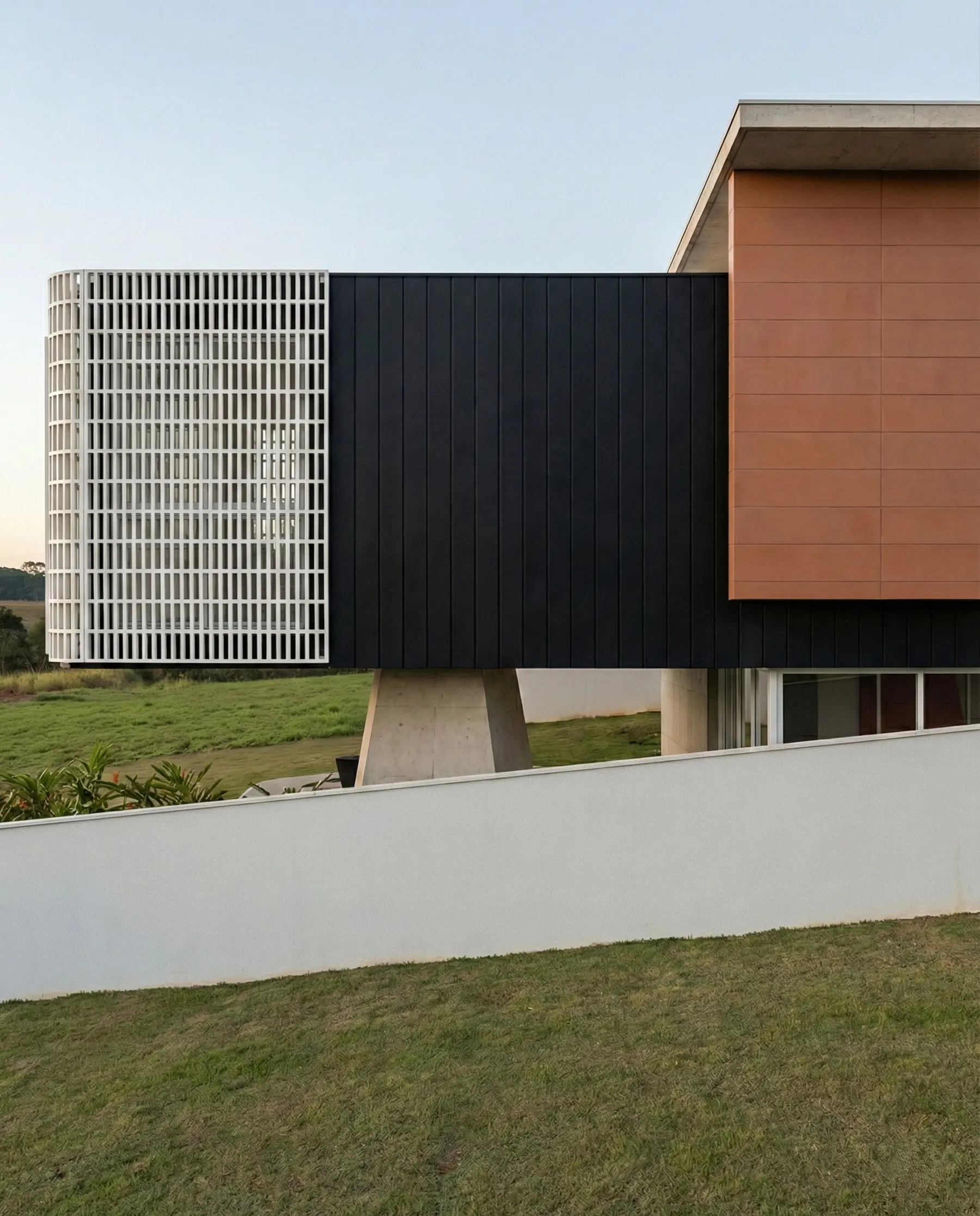 Vista lateral: o volume em balanço sobre o terreno