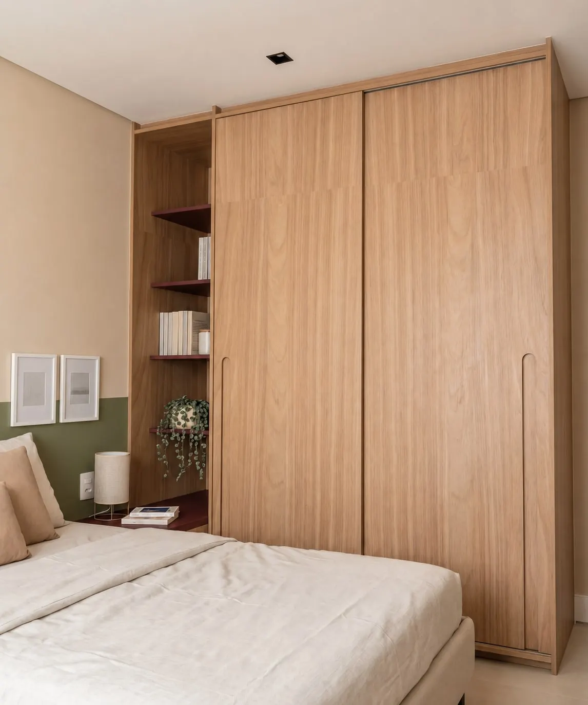 Quarto com roupeiro de madeira e portas de correr